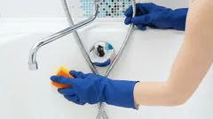 Fem smarta knep för ett skinande badrum utan starka kemikalier