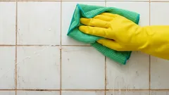 Bli av med kalkavlagringar på kakel – tipsen som verkligen fungerar